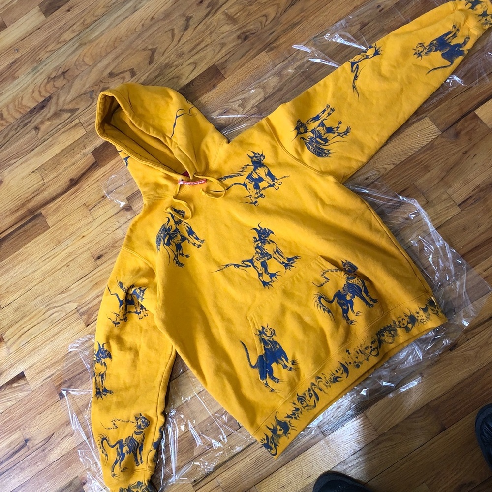 Supreme hooded sweater
